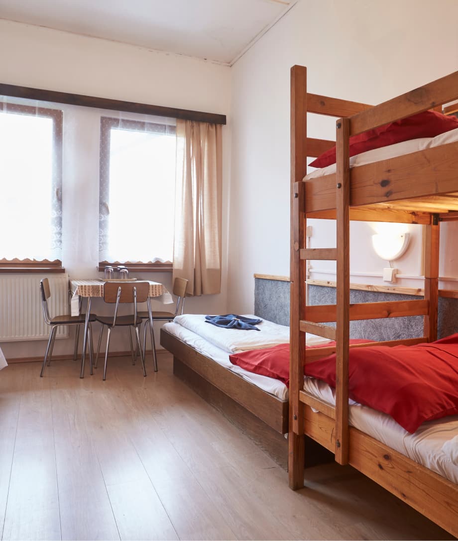 Pokoj v turistické ubytovně se společným sociálním zařízením na patře hotelu